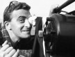 , fotografato in una pausa delle riprese del film "Giorni d'amore", Italia 1954. (Foto di Federico Patellani)
